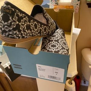 Toms flats comfortable and can wear with anything.